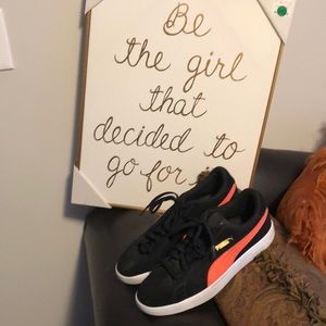 Used Puma Men’s Tennis Size 11 Black and Salmon Pink